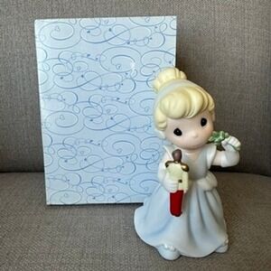 '08 Precious Moments Disney 910041 There's‎ Magic Under the Mistletoe Cinderella